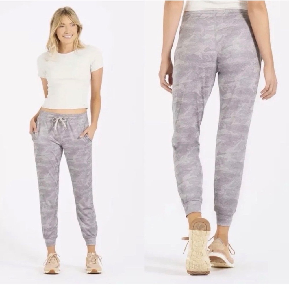 Vuori Performance Joggers Grey Camo Drawstring Slim Fit Activewear Pants